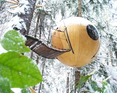 Ngôi nhà Linh hồn Tự do tại British Columbia, trông như những quả bóng treo trên cây.